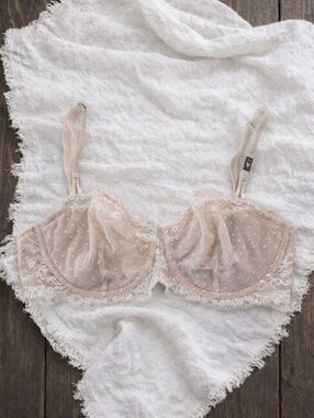 NWT Victoria's Secret Dreams Push Up Bra Without Padding in Size 36D
